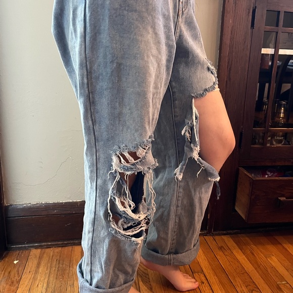 Pretty Little Thing Light Wash Ripped Jeans size 10 - Picture 2 of 3